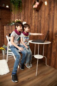 YouTubeで投資初心者向けの情報を効率的に学ぶ方法は？