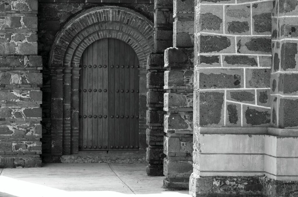 共働きでも貯まらない理由は何か？